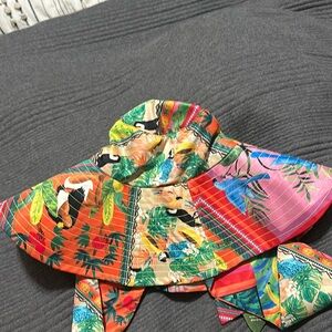 Farm Rio beach 🏖️ hat or convertible driving into the wind hat 👒